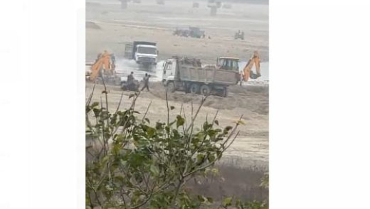 कैलालीको खुटिया नदीको दोहन, जेसिबीसहित चार सवारी नियन्त्रणमा