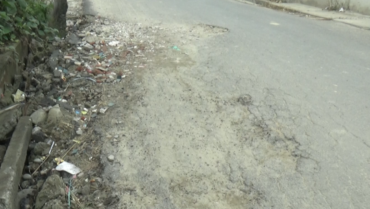 धनगढी उप–महानगरपालिकाले कालोपत्रे गरेको सडक भत्कियो