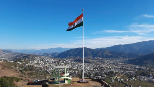 फाइल फोटो: पिथौरागढको चंडाक वरदायनी मन्दिरमा राखिएको १० फिट अग्लो झण्डा