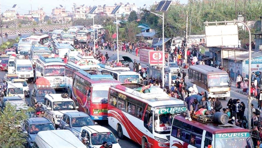 काठमाडौँ उपत्यकाबाट दैनिक एक लाख बाहिरिँदै