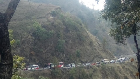 सुदूर पहाडका ७ जिल्ला जोड्ने मुख्य राजमार्गमा दर्जनौं धराप