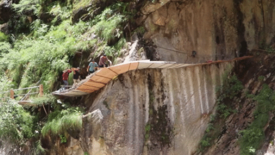 दार्चुलाको ब्यासमा घोरेटो बाटो निर्माण