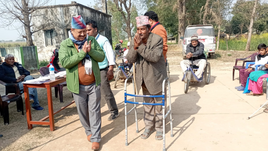 धनगढी उपमहानगरले अपाङ्गता भएका २०१ जनालाई सहायता सामग्री दिने