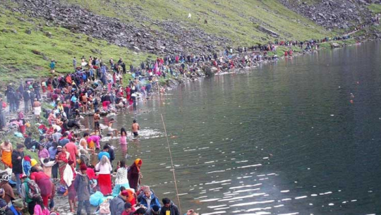 गोसाइँकुण्डमा भक्तजनको घुइँचो