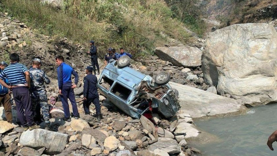 यात्रु सवार गाडी  नदीमा  खस्यो