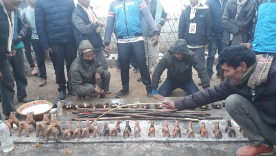 लवांगी पूजा गर्दै थारु गुरुवा ।