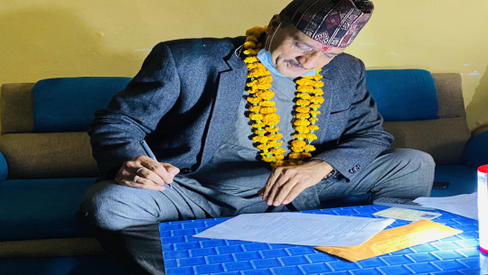 बैतडीमा काँग्रेस नेता हरिमोहन भण्डारीले गरे स्वतन्त्र उम्मेदवारी दर्ता 