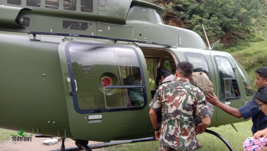 सुदूर पहाडका सुत्केरी र गर्भवतीलाई नयाँ जीवन दिँदै हेलिकोप्टर