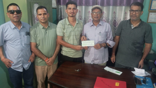 भोटेकोशी बाढीपीडितका लागि कैलाली जनपुस्तकालयको २५ हजार सहयोग