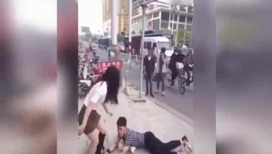 प्रेमिकाले ब्रेकअप दिएपछि खुट्टा समाएर मायाको भिक !