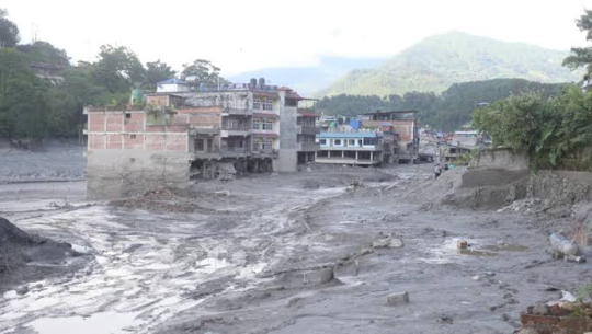भोटेकोशी बाढीमा बेपत्ता परिवारलाई सहयोग