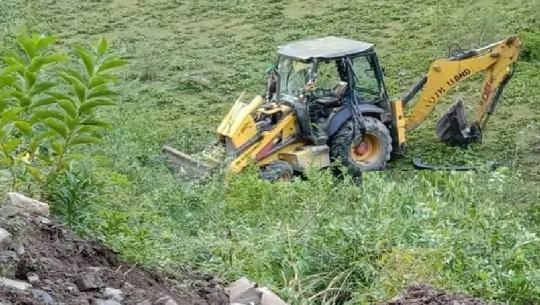 बझाङमा जेसिबी पल्टिँदा एक जनाको मृत्यु, दुई घाइते