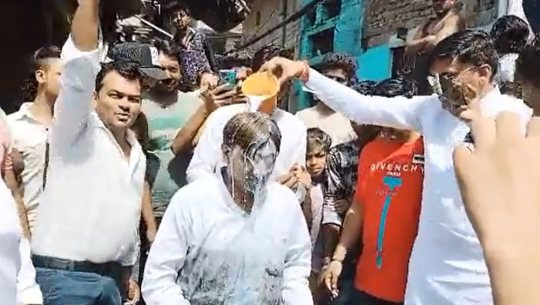 नेतालाई दूधले नुहाएपछि...