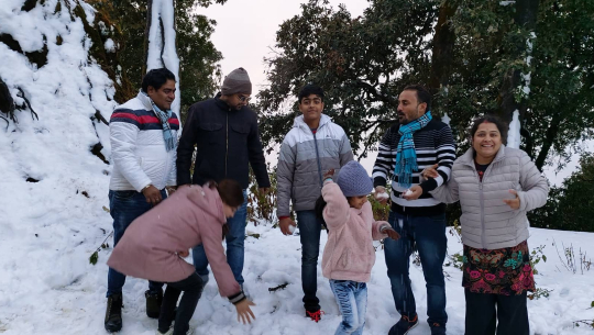 भारतको दुधुवा र मन्सुरी घुम्ने योजना रद्ध गरेर डडेल्धुरामा रमाउँदै पर्यटक