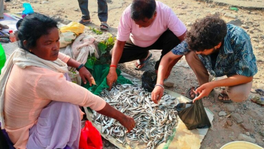 महाकालीको माछा बेचेर जीविका चलाउँदै