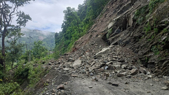 पहिराले विभिन्न  राजमार्गको यातायात सेवा आंशिक प्रभावित