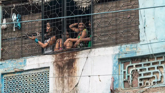 दिल्लीको जीबी रोडको व्यथाः छोराहरू सरकारी कर्मचारी, आमा यौनकर्मी !