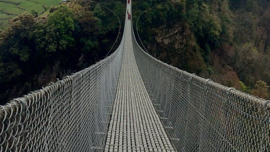 अजयखोलामा झोलुङ्गे पुल बनेपछि माझपाली–धौलकाँडाबीच दूरी घट्यो, स्थानीयलाई सहज 