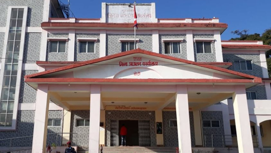 प्रशासन कार्यालय डोटीमा कर्मचारी अभाव हुँदा सेवाग्राहीलाई सास्ती