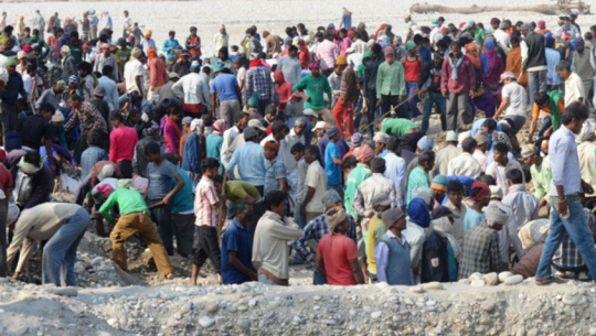 कैलालीमा सिँचाइका लागि जनश्रमदानमा जुटे किसान