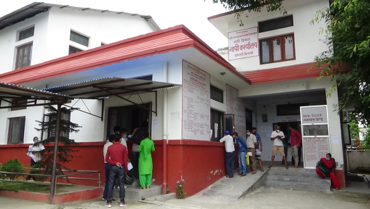 कैलालीका सरकारी कार्यालयमा भिडभाड बढेपछि जोखिम बढ्यो