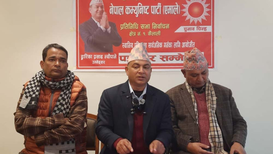 मतदातासमक्ष प्रतिबद्धता व्यक्त गर्दै उम्मेदवार