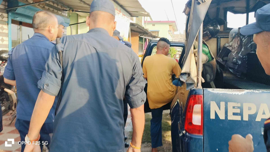 कञ्चनपुरमा प्रहरीकै संरक्षणमा कैदी र नाइकेको मस्ती