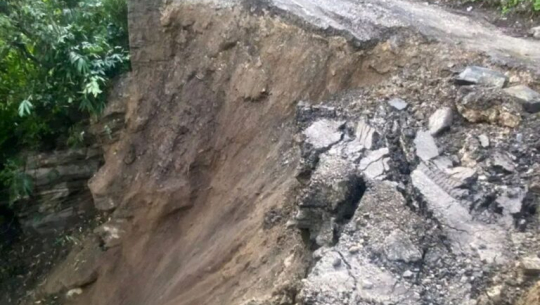 सडक भासिएपछि कर्णाली राजमार्ग अवरुद्ध