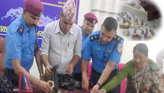 भारतबाट चोरी भएका भारु ३८ लाखका गरगहना कञ्चनपुर प्रहरीद्वारा धनीलाई फिर्ता 