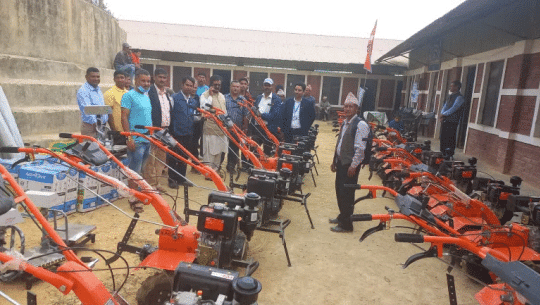 बेलौरीका किसानलाई कृषि सामग्री