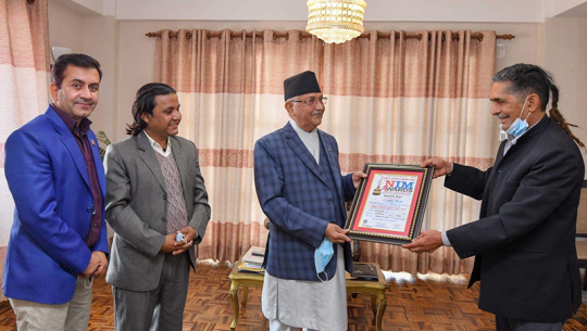 प्रधानमन्त्री ओलीले पाए उत्कृष्ट गीतकारको अवार्ड