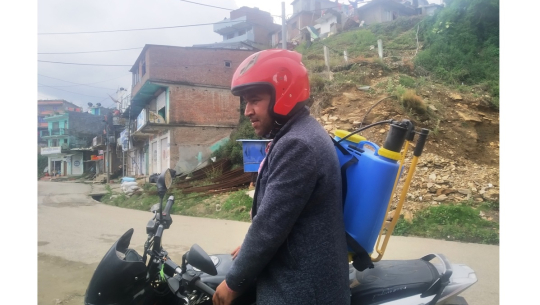 लकडाउनको चेपुवामा परेका किसानको साथी बने डडेल्धुराका पाण्डे