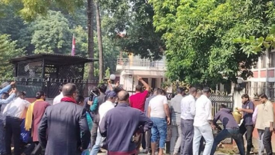 मधेश प्रदेशमा प्रदेश प्रमुख र मुख्यमन्त्री कार्यालयमा तोडफोड, सांसदहरूले विरोध प्रदर्शन