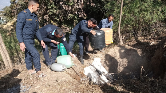 डडेल्धुरामा दुई जनाको पसलबाट अवैध घरेलु मदिरा बरामद