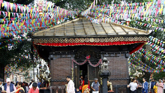 मैतीदेवी मन्दिर परिसरमा आकर्षक बगैँचा बनाइने