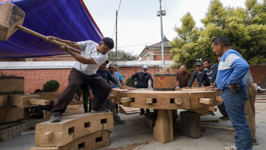 ललितपुरमा रातो मछिन्द्रनाथको रथका नयाँ पाङ्ग्रा निर्माण अन्तिम चरणमा