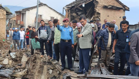 सामाजिक विकास मन्त्री खड्काद्वारा अछाममा आगलागी क्षेत्रको निरीक्षण