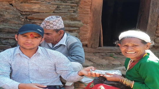 बैतडीमा घरघरमै गएर भत्ता वितरण