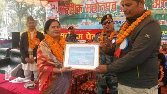 किसान मिनराज जोशी पुरष्कार ग्रहण गर्दै
