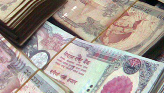 मोरङमा स्रोत नखुलेको रु २७ लाखसहित दुई पक्राउ