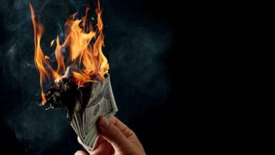 पत्नीलाई पैसा दिँदैन भन्दै पतीले जलाए १० लाख डलर