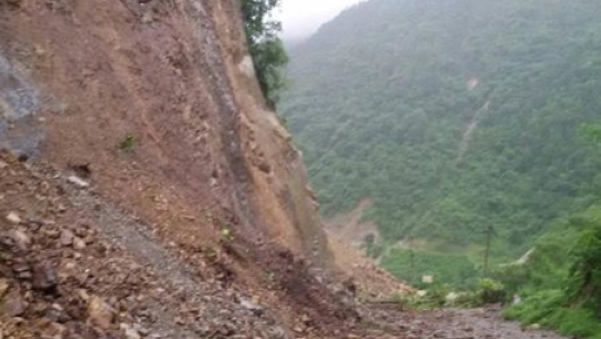 दार्चुलाको गोकुलेश्वर सडक पहिरोका कारण अवरुद्ध