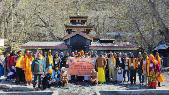 मुक्तिनाथमा धनगढीका ज्येष्ठ नागरिकको टोली