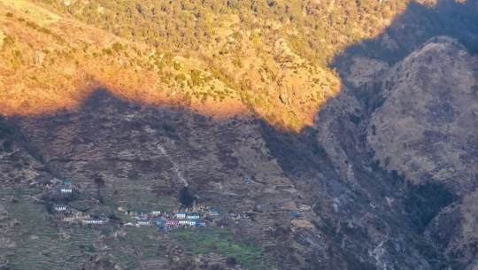 दार्चुलाका नागुवासीद्वारा मतदान बहिष्कारबीच कर्मचारी टोली पुग्यो, उम्मेदवारले भोट मागेनन्  