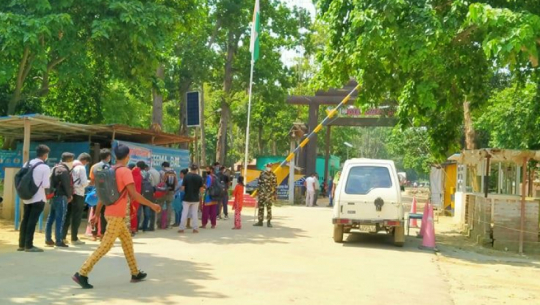 Nepalese return to India in search of jobs via Gauriphanta and Gaddachauki checkpoints