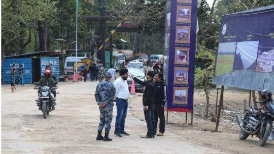 कैलालीको गौरीफन्टा नाकाको हेल्थ डेस्क एक जना स्वास्थ्यकर्मीको भरमा