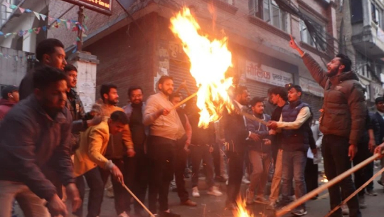 राजीनामा माग्दै नेविसंघले गृहमन्त्रीको पुत्ला जलायो