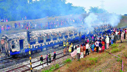 भारतको  एक रेलमा आगलागी, आठजनाको मृत्यु