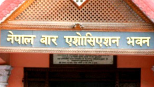 सर्वोच्च अदालत प्रशासनविरुद्ध नेपाल बारको सांकेतिक प्रदर्शन, लालटिन बालेर विरोध जनाइने