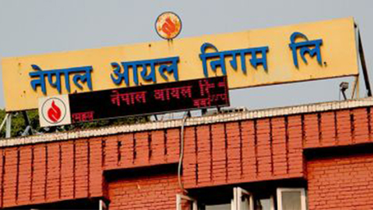 फेरि घटेर आयो इन्धनको भाउ, तर घाटामै रहेको आयल निगमको दाबी